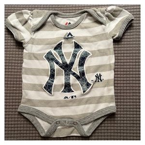 YANKEES (0-3months) onesie by Majestic.